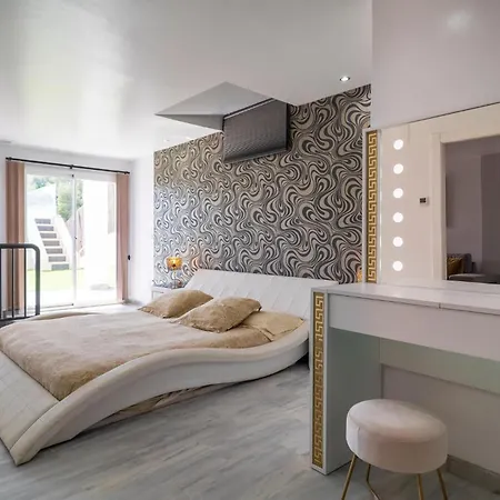 Lovely In With Swimming Pool Holiday home
